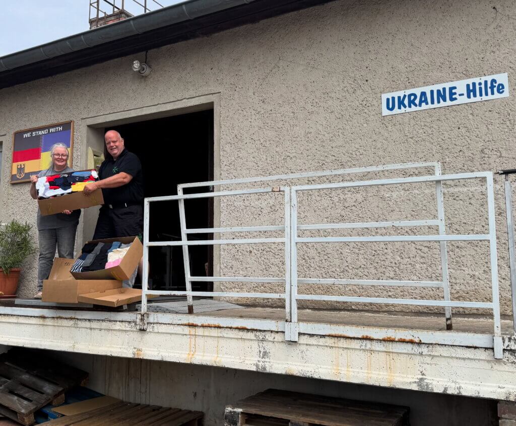 Foto von der Sockenübergabe bei der Ukraine-Hilfe Lobetal. Im Bild Elisabeth Kunze von der Ukraine-Hilfe Lobetal und Dirk Augustin vom Sankt Lazarus Orden. 