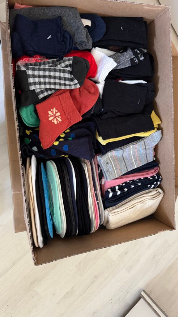Kiste mit Socken und Füßlingen