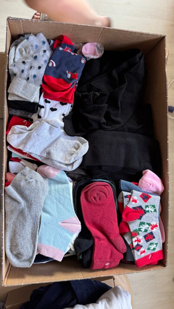 Kiste mit Socken und Füßlingen