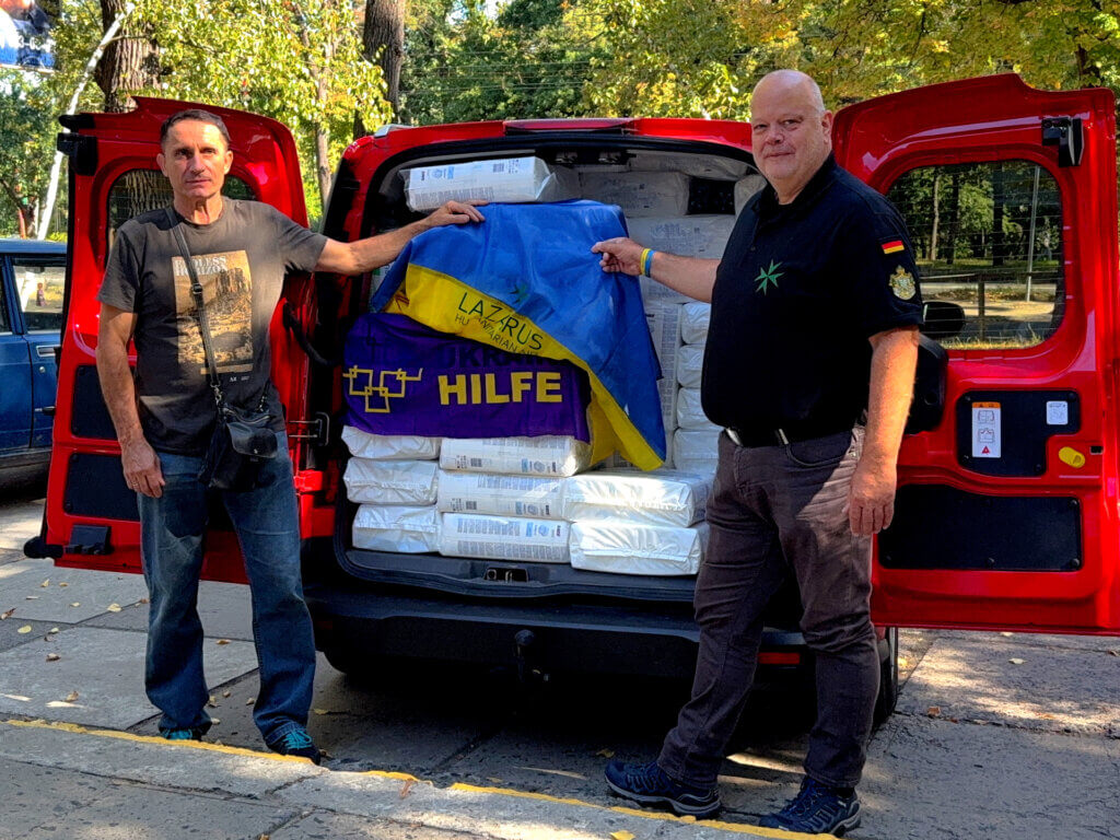 Hilfsgüter im Fahrzeug kurz vor der Entladung in einem Krankenhaus in Cherkassy (Westukraine). Die Aufnahme zeigt eine Vertrauensperson vor Ort und den Lazarus-Projektleiter vor dem geöffneten Fahrzeug