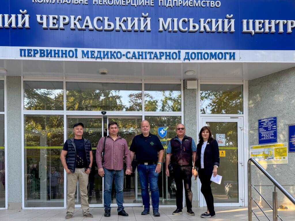 Aufnahme vor einem Krankenhaus in Cherkassy (Zentralukraine) mit einer Vertrauensperson vor Ort, der Leitung des Krankenhauses und dem Lazarus-Team