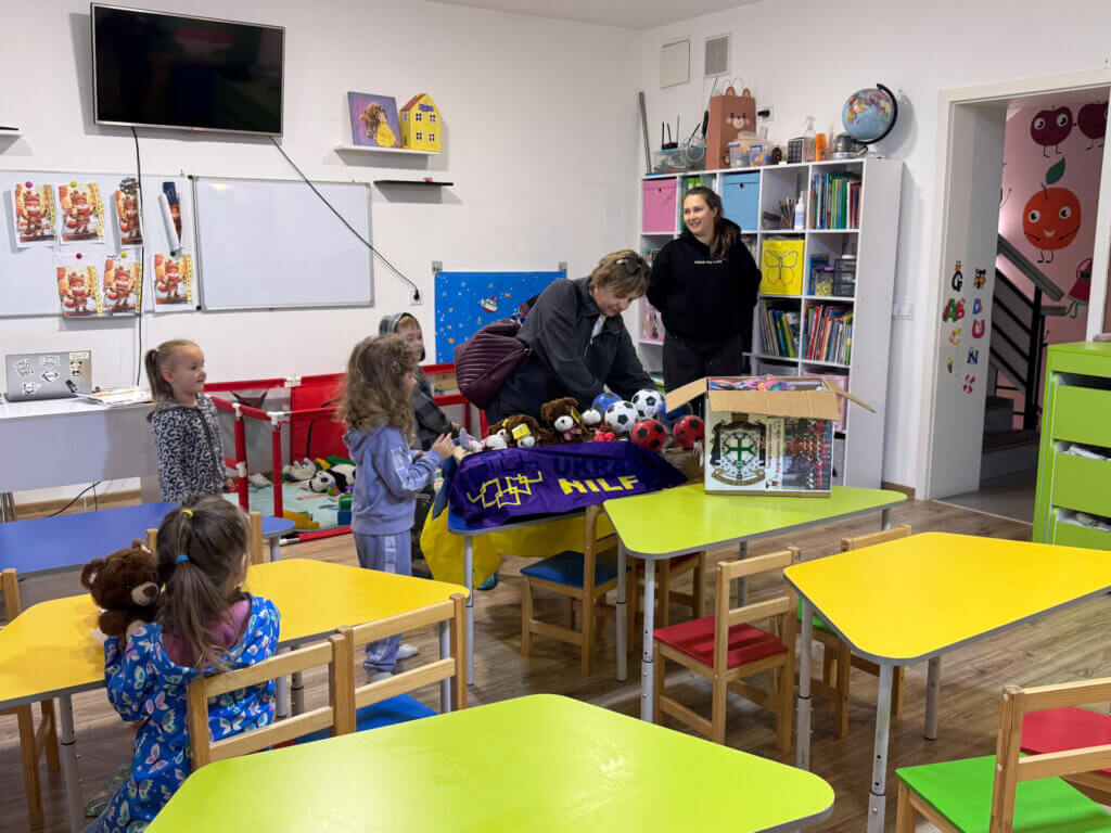 Freude im Kindergarten in der westukrainischen Stadt Luzk nach Übergabe der Spendengüter
