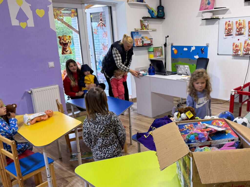 Freude im Kindergarten in der westukrainischen Stadt Luzk nach Übergabe der Spendengüter
