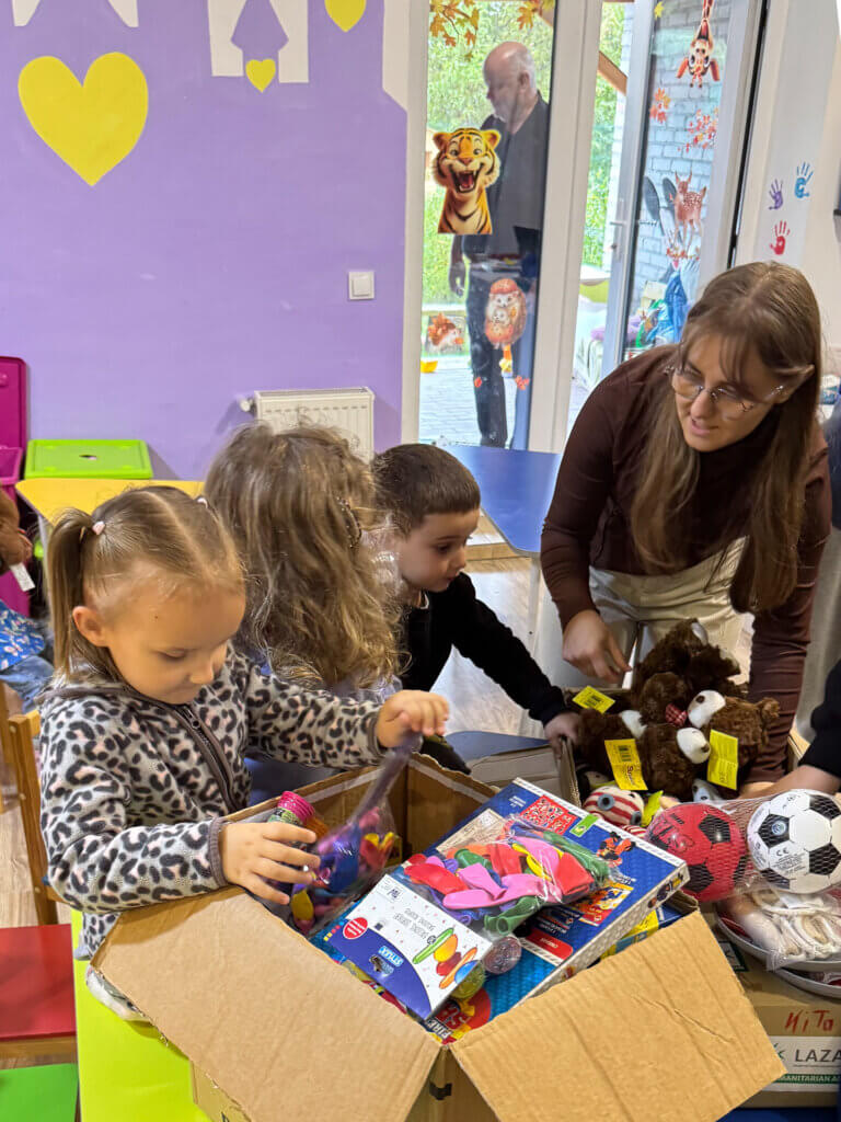 Freude im Kindergarten in der westukrainischen Stadt Luzk nach Übergabe der Spendengüter