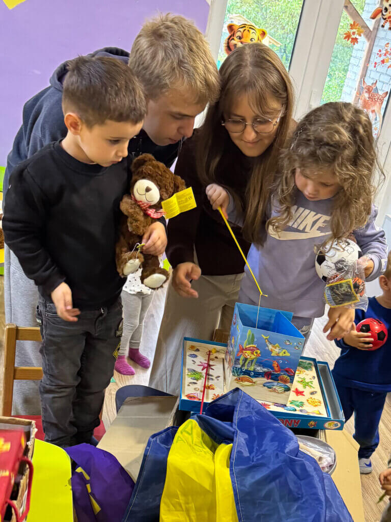 Freude im Kindergarten in der westukrainischen Stadt Luzk nach Übergabe der Spendengüter