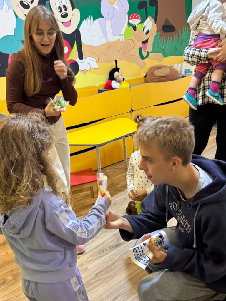 Freude im Kindergarten in der westukrainischen Stadt Luzk nach Übergabe der Spendengüter
