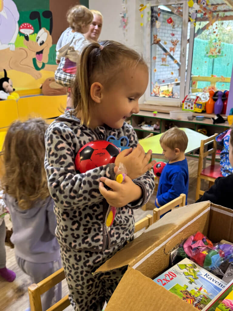 Freude im Kindergarten in der westukrainischen Stadt Luzk nach Übergabe der Spendengüter