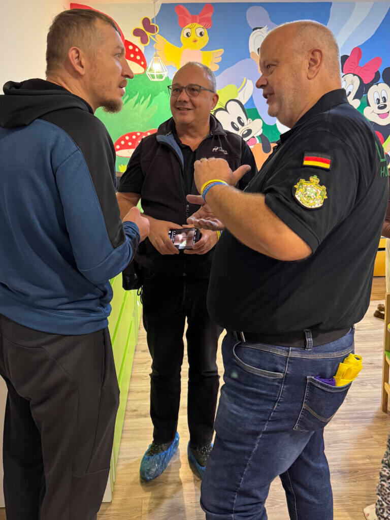 Besprechung zwischen der Leitung des Kindergartens und dem Lazarus-Team in der westukrainischen Stadt Luzk