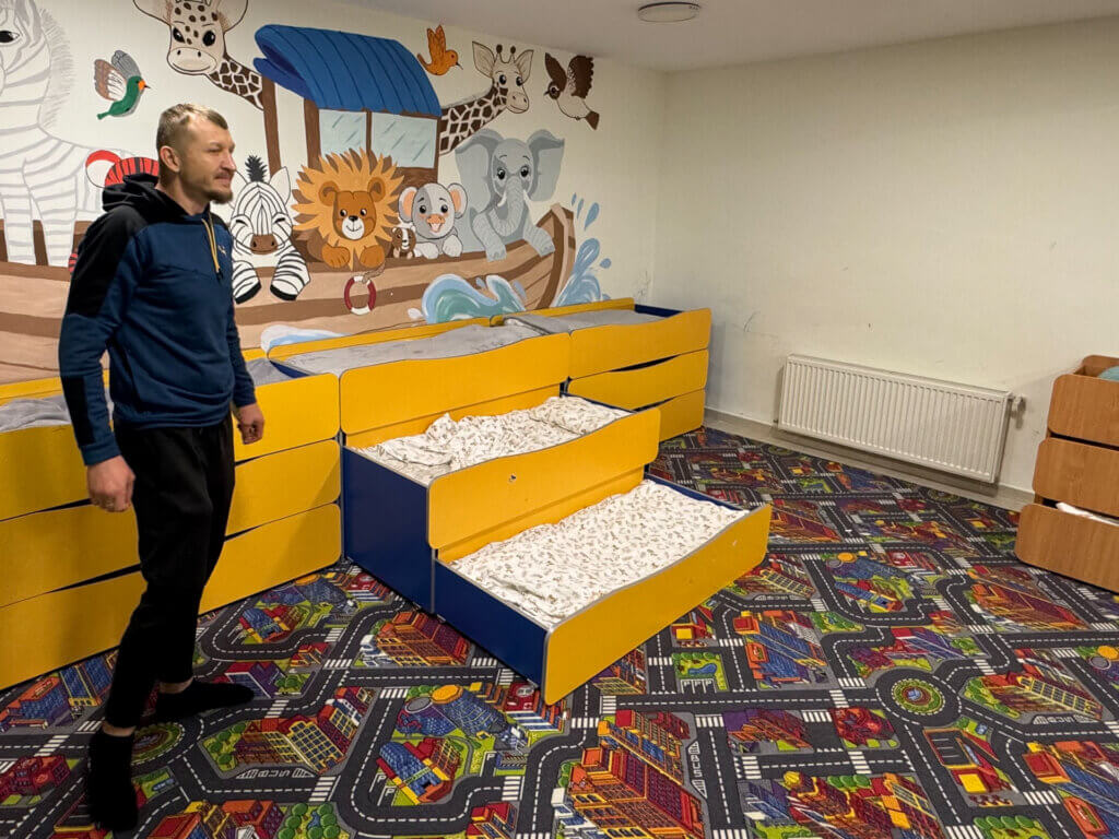 Schutzraum mit Schlafmöglichkeit für Kinder im Kindergarten in der westukrainischen Stadt Luzk