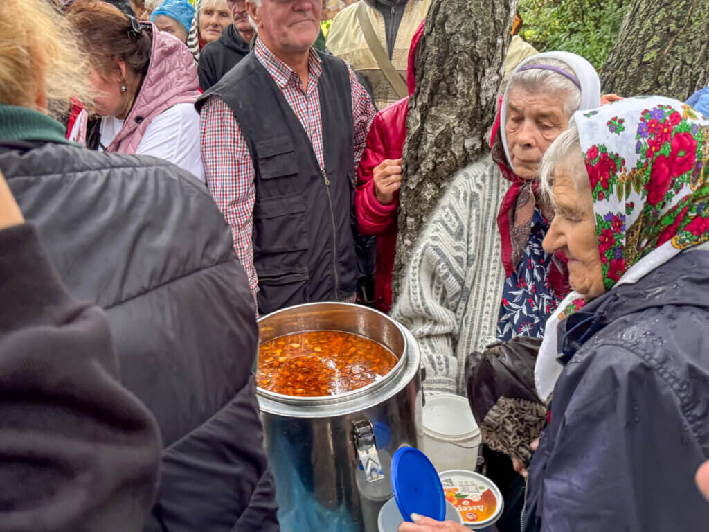 Verteilung einer warmen Mahlzeit an Bedürftige in der westukrainischen Stadt Luzk - heute im Regen