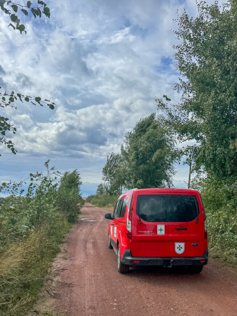 Fahrzeug auf einem Feldweg