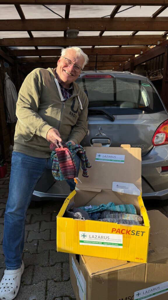 Übergabe an Dr. Kormanshaus von „Armut und Gesundheit in Deutschland e.V.“