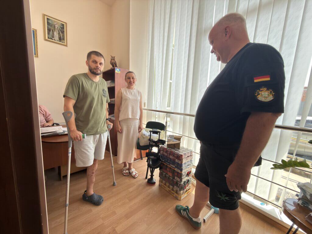Getränke und Socken für Veteranen - Bereitgestellt durch zwei Unternehmer aus Rheinhessen.